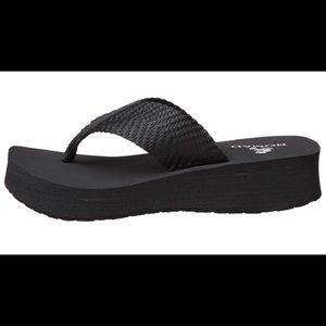 Women’s Nomad Tide Pancho Flip Flops Size 8 BLACK